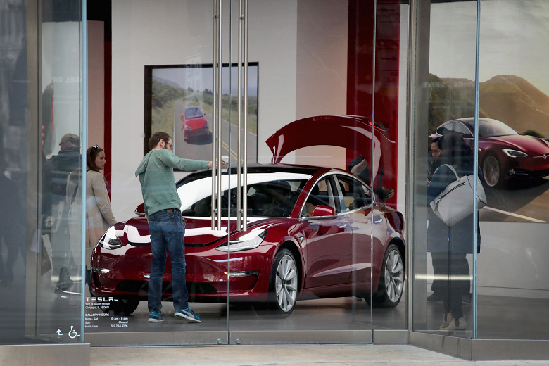 Выход Tesla Model 3 на международном рынке отложен